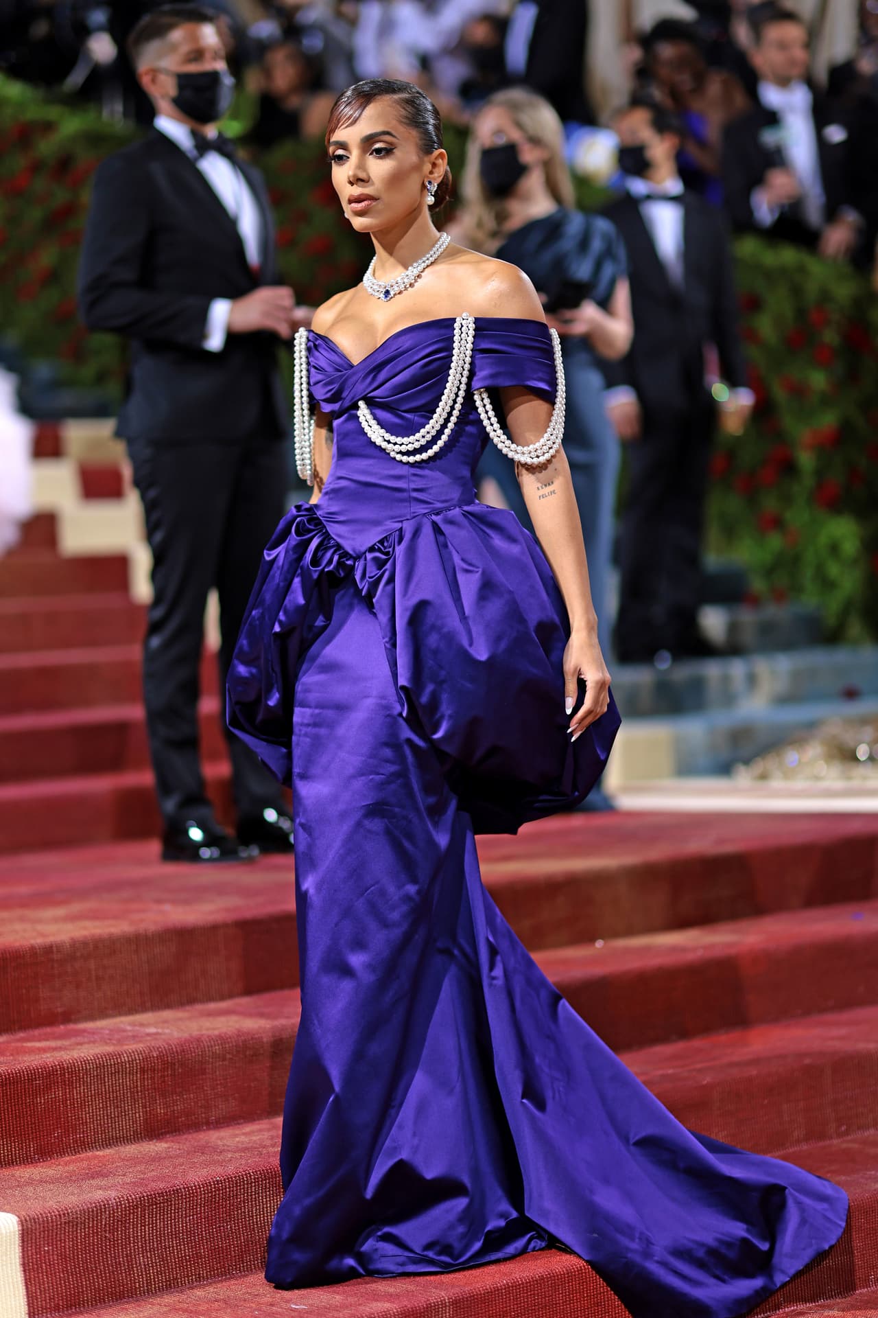 <a href="https://www.univision.com/musica/karol-g-grupo-firme-anitta-y-todo-el-latin-power-estuvieron-en-coachella-2022" target="_blank">La cantante brasileña Anitta</a> lució un acertado vestido morado con algunos detalles en perlas. El diseño de su elegante vestido data de los años 1800 y se destacó por ser una de las mujeres más glamorosas de la noche.