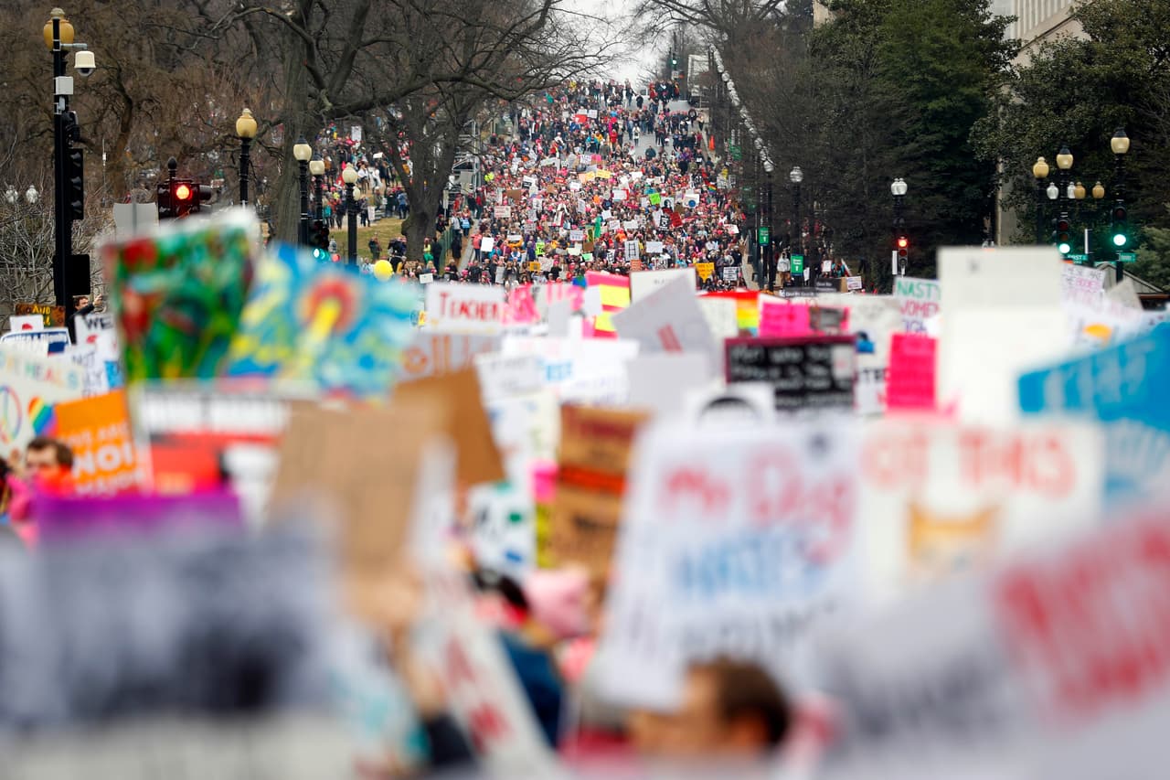 <b>Día 2/Enero 21: </b>Cientos de miles de personas se 
<b><a href="http://www.univision.com/noticias/la-marcha-de-las-mujeres/que-viene-despues-de-la-marcha-de-las-mujeres">movilizaron en Washington en la Marcha de las Mujeres</a></b>, un día después de la toma de posesión de Donald Trump como presidente. 
<b><a href="http://www.univision.com/noticias/politica/estos-datos-muestran-que-las-marchas-de-las-mujeres-fueron-las-protestas-mas-numerosas-de-la-historia-de-estados-unidos">La protesta, que se replicó en varias ciudades de los Estados Unidos agrupó reclamos y demandas diversas: </a></b>la defensa de los 
<b><a href="http://www.univision.com/noticias/la-marcha-de-las-mujeres/decenas-de-letreros-en-espanol-se-vieron-en-la-marcha-de-las-mujeres-en-dc-fotos">derechos de los inmigrantes,</a></b> los trabajadores, los discapacitados, la comunidad LGBT y demás minorías que se sienten vulnerables ante el nuevo gobierno de Trump.