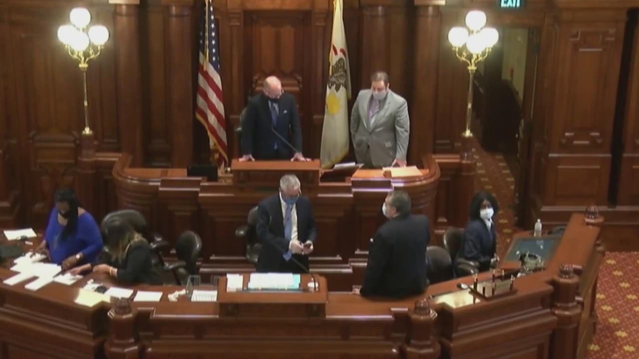 <b>Los agentes de policía están obligados a llevar cámaras corporales</b>
<br>
<br>Una de las disposiciones de la Ley SAFE-T modifica la Ley de cámaras corporales para agentes de policía de Illinois, promulgada en 2016, para exigir que todos los agentes lleven cámaras corporales en servicio desde el 1 de enero de 2023 y como fecha límite el 1 de enero de 2025.