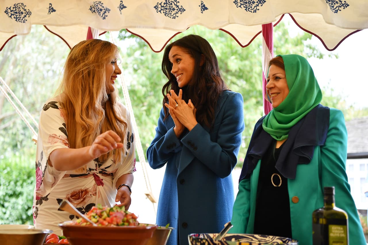 Así lució Meghan Markle en su primer evento como anfitriona en el palacio de Kensington.