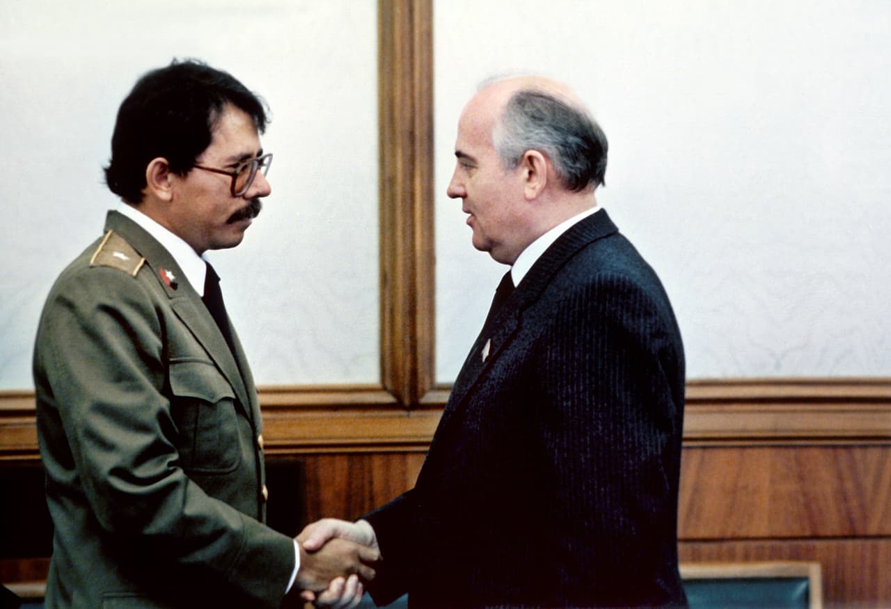 Mikhail Gorbatchev, general secretary of the Central Committee of the Soviet Communist Party receives the Nicaraguan president Daniel Ortega in Moscow in 1985.