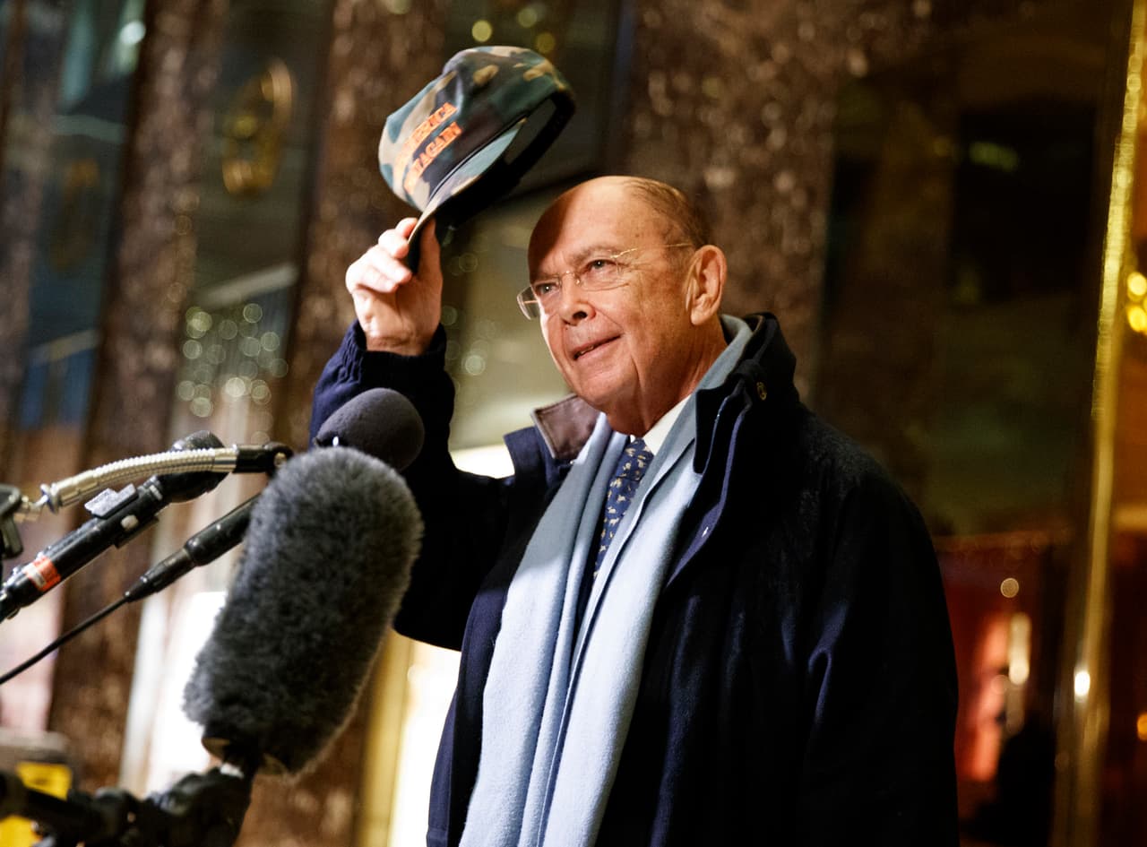 El secretario de comercio estadounidense, 
<b><a href="http://www.univision.com/univision-news/world/commerce-secretary-wilbur-ross-benefits-from-business-ties-to-putins-inner-circle">Wilbur Ross</a>, tiene acciones en una empresa de transporte marítimo llamada Navigator Holdings LTD</b> que cuenta entre sus clientes a Sibur, la empresa petroquímica rusa cuyos dueños son el yerno del presidente Vladimir Putin y un magnate ruso sancionado por Estados Unidos.
<br>