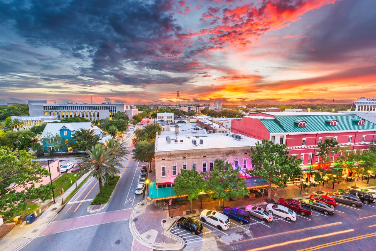 <b>Puesto 4. Gainesville (Florida)</b>
<br>
<br>Tasa de ejecuciones hipotecarias: 2,049 unidades de vivienda por cada ejecución hipotecaria (total de solicitudes: 61).
<br>
<br>Precio promedio de las viviendas: 206,400 dólares.
<br>
<br>Total de unidades de vivienda: 124,965.
<br>
<br>Población: 283,396 habitantes.
<br>
