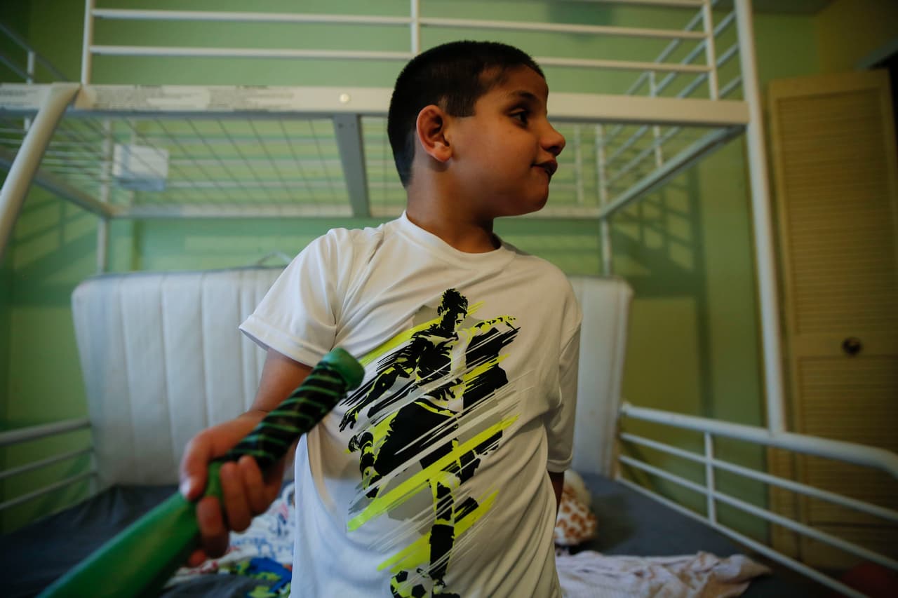 Además de Medicaid, Jason recibe el
<a href="https://www.ssa.gov/disabilityssi/ssi.html"> <u>Social Security Income (SSI)</u></a>, otro programa de ayudas para niños discapacitados con recursos limitados. Con ese dinero se cubren otros gastos como pañales y medicamentos (por ejemplo el Topamax, que le ayuda a evitar las convulsiones).