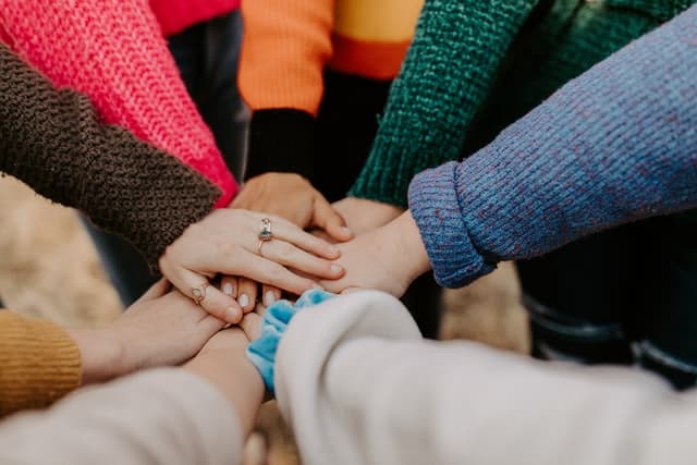 ¿Es posible tener "un millón de amigos" o al menos unos 150? Hora de revisar nuestra idea de la amistad 