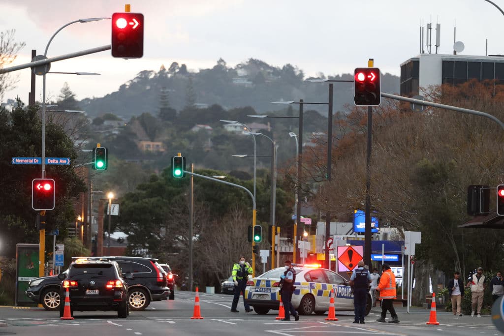 La primera ministra de Nueva Zelanda, Jacinda Ardern, calificó el incidente de 
<a href="https://www.univision.com/temas/atentado-terrorista">"ataque terrorista"</a> y explicó que el hombre, un ciudadano de Sri Lanka de 32 años, era simpatizantes del grupo extremista 
<a href="https://www.univision.com/temas/isis">Estado Islámico</a>.