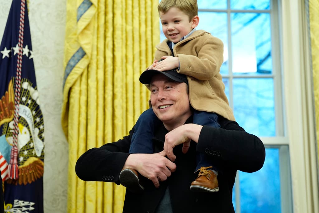 Elon Musk y su hijo X Æ A-Xii en la Oficina Oval.