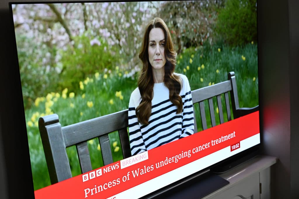 La princesa de Gales hizo un anuncio el 22 de marzo que dejó en 
<i>shock</i> a audiencias del mundo entero: estaba recibiendo quimioterapia. 
<br>
<br>La princesa hizo el anuncio luego de semanas de especulaciones por su desaparición pública. Poco antes, 
<a href="https://www.univision.com/noticias/trending/princesa-gales-foto-manipulada-disculpas">Kate publicó una foto junto a sus hijos por el Día de la Madre</a> que hizo aún peores las teorías sobre qué le pasaba a la princesa: la imagen estaba mal retocada digitalmente y parecía una puesta en escena falsa.
<br>
<br>Tras ese episodio, Kate pidió disculpas por la foto y luego, emitió el comunicado explicando que padecía cáncer, que se sometió a una cirugía a principios de año y ha revelado que posteriormente se le ha detectado cáncer. Pidió privacidad para su familia y desde entonces, ha estado participando en algunos eventos públicos mientras se recuperaba.