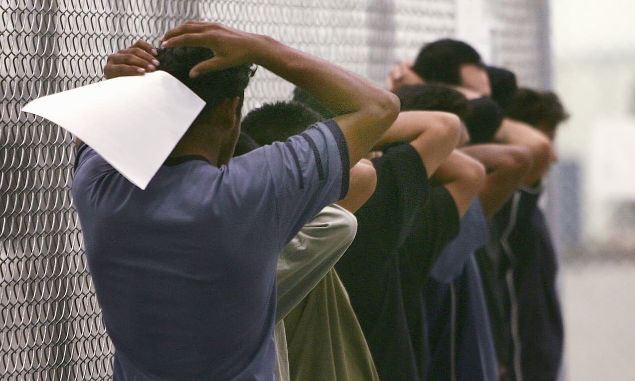 Qué debes hacer si eres indocumentado y te detienen en una redada migratoria