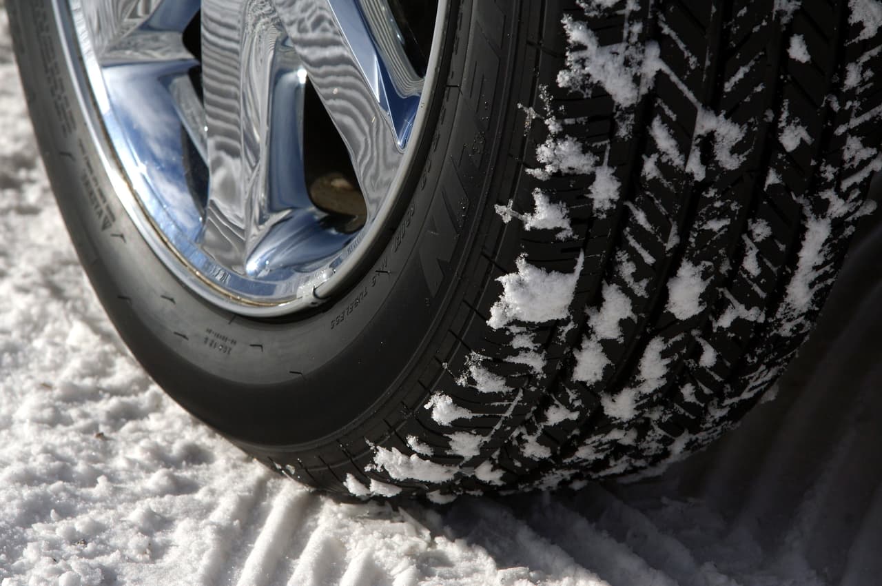 <h3 class="cms-H3-H3"><b>Recomendaciones para manejo en nieve</b></h3>
<br>
<br> - 
<a href="http://uni.vi/sEA2100uqpd" target="_blank">Si tienes frenos ABS frena suavemente para no activarlos.</a> En caso de que las llantas se bloqueen quita el pie del pedal del freno
<br> 
<br> - Las frenadas siempre tienen que ser en línea recta, si lo haces con las llantas giradas solo perderás control