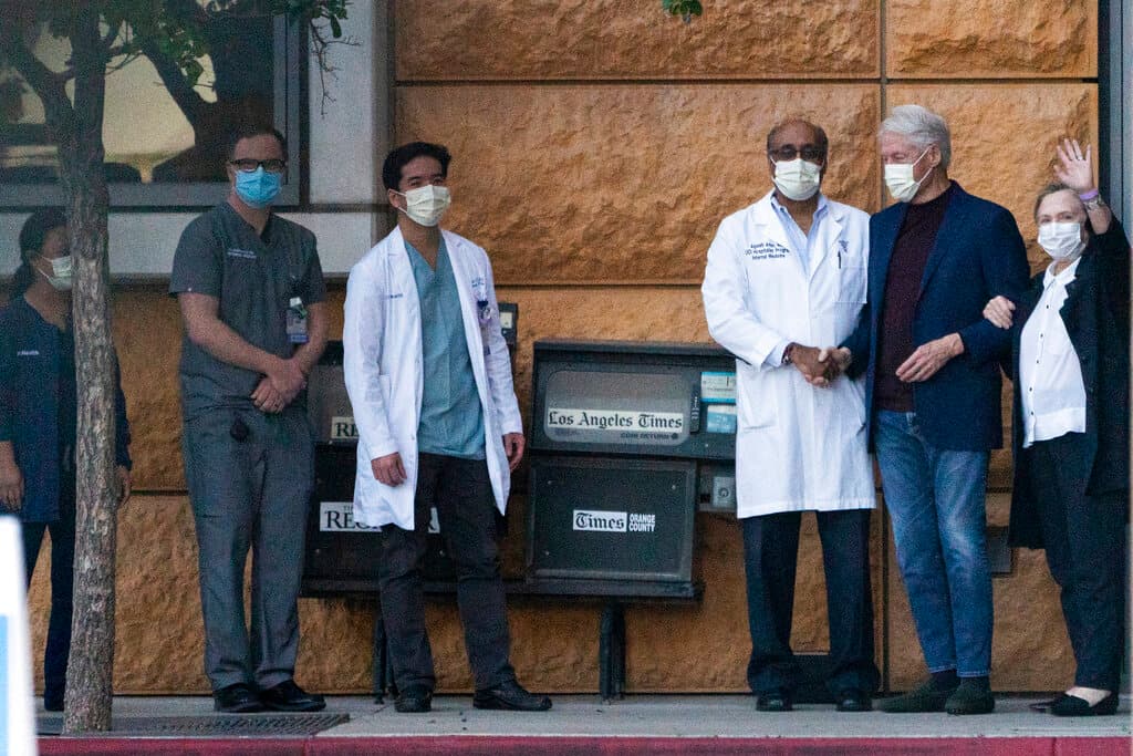 El expresidente Bill Clinton sale del hospital tras varios días ingresado por una infección