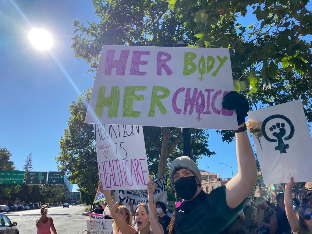 Se manifiestan en Sacramento en contra de la decisión de la Suprema Corte sobre el aborto