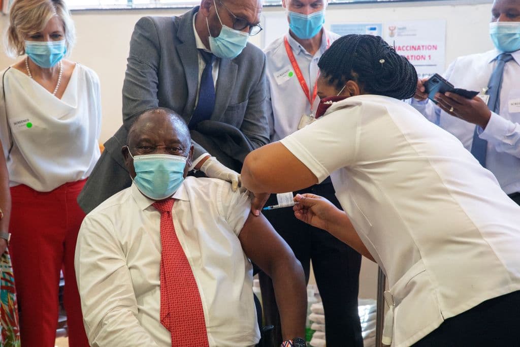 <b>Cyril Ramaphosa</b>, presidente de 
<b>Sudáfrica</b>, fue inoculado en un hospital de Cape Town el 17 de febrero de 2021.