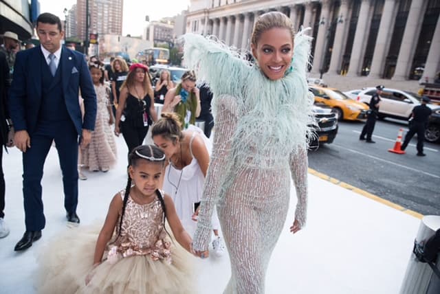 En aquel entonces, el mismo periódico reveló que la mayor de los Carter, Blue Ivy, sólo tenía dos niñeras.