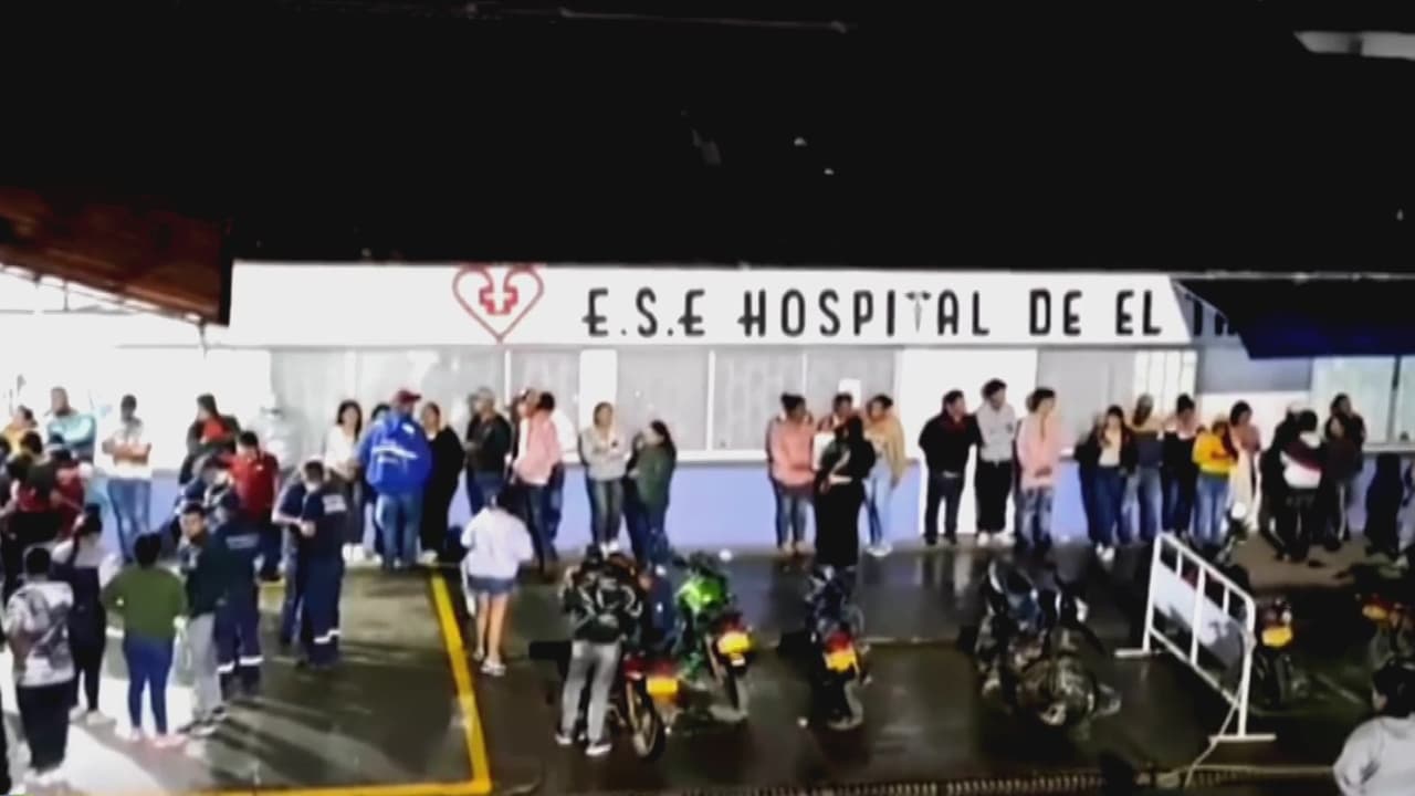 <b>"Fue algo terrible": cinco personas muertas y más de una docena de heridos deja la caída de un rayo en Colombia</b>
<br>
<br>Al menos cinco personas murieron y más de una docena resultaron heridas tras la caída de un rayo en El Tambo, Cauca, en Colombia. "No estaba lloviendo, fue un rayo que cayó en seco", comentó Neider Arcila, quien sobrevivió al hecho. Otros habitantes aseguraron que se trató de "un castigo divino" debido a alguien que practicaba brujería. Según autoridades, este martes se realizará un sepelio múltiple y no se descarta que el número de víctimas fatales aumente.