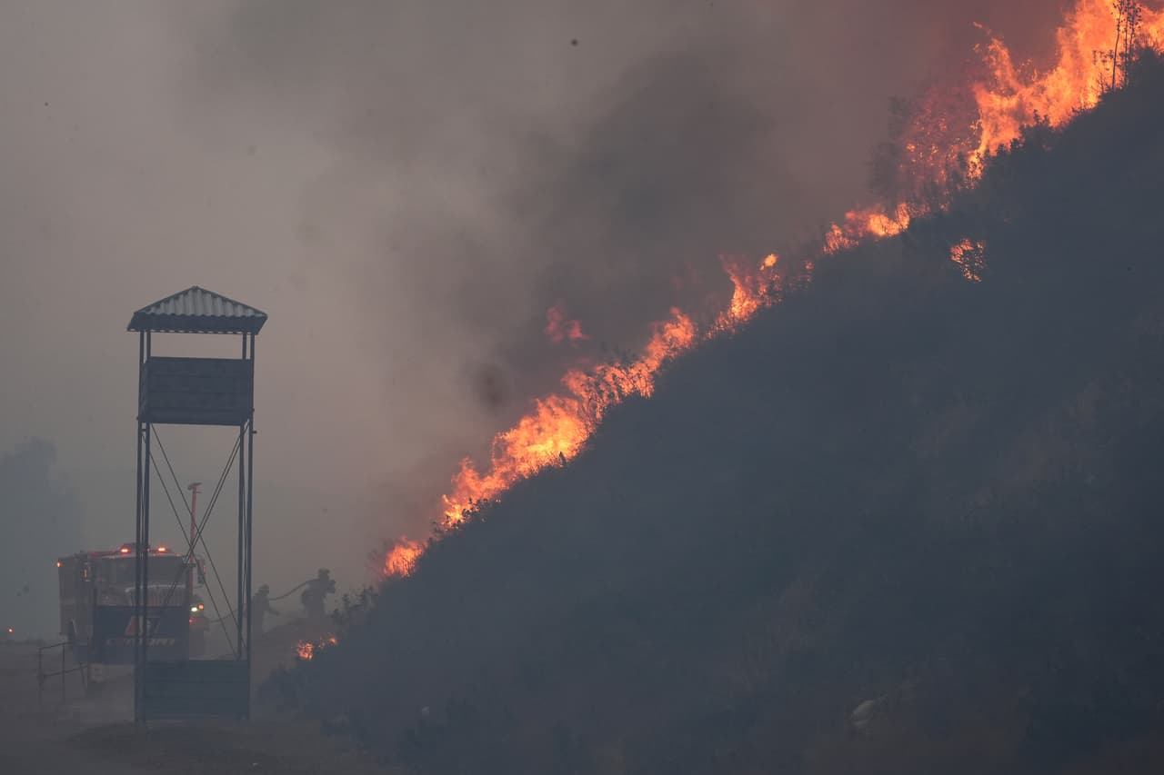 El incendio se encuentra al norte de Santa Clarita, una región suburbana densamente poblada con 
<b>más de 200,000 residentes, </b>algunos de los cuales han recibido órdenes de evacuación.