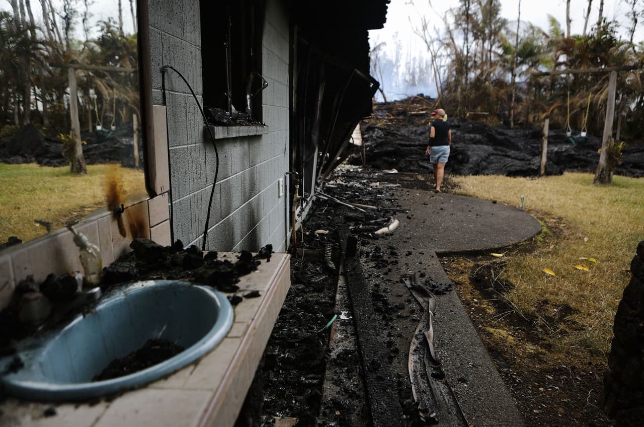 El número de viviendas destruidas en la isla de Hawaii por la lava que del volcán Kilauea continúa aumentando y ya supera las tres decenas.