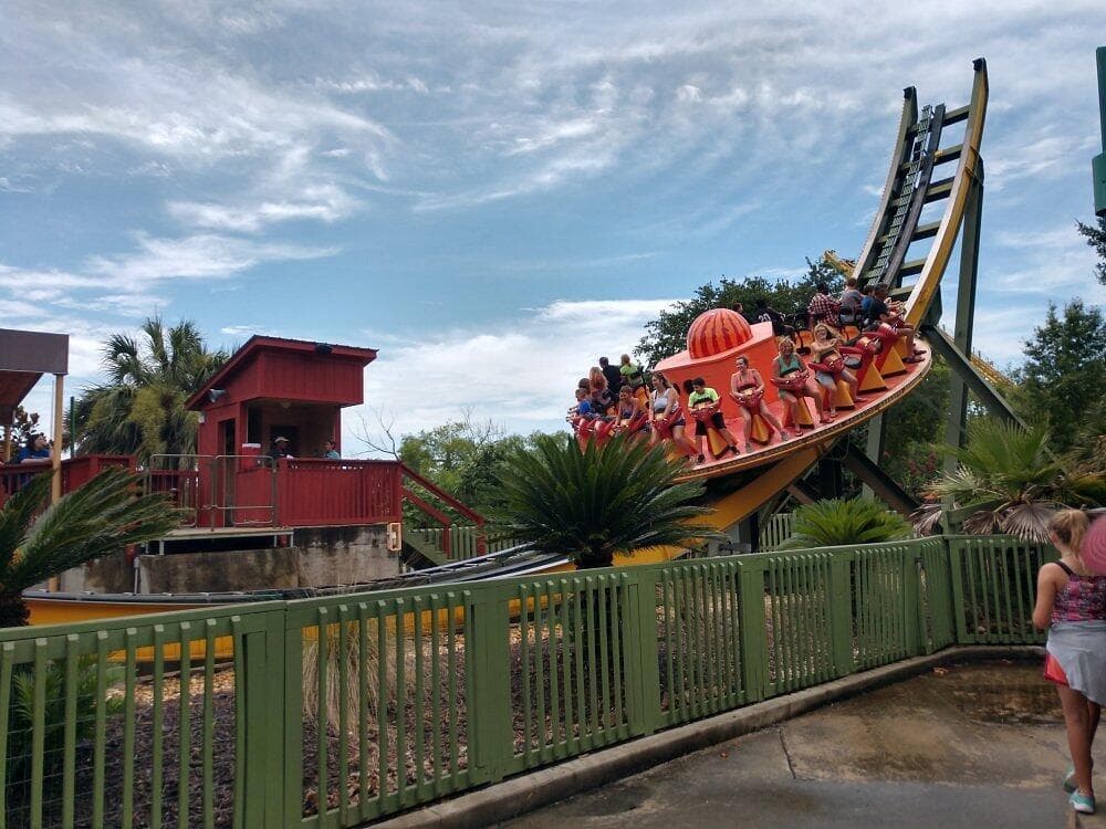 1. 
<b>Visiten un parque de atracciones</b>. Si lo tuyo son los 
<b><a href="https://www.univision.com/local/atlanta-wuvg/mejores-parques-de-atracciones-a-visitar-en-georgia-durante-el-verano-2022-fotos">parques de atracciones o acuáticos</a></b>, Georgia cuenta con una amplia selección de opciones que harán del feriado algo inolvidable.