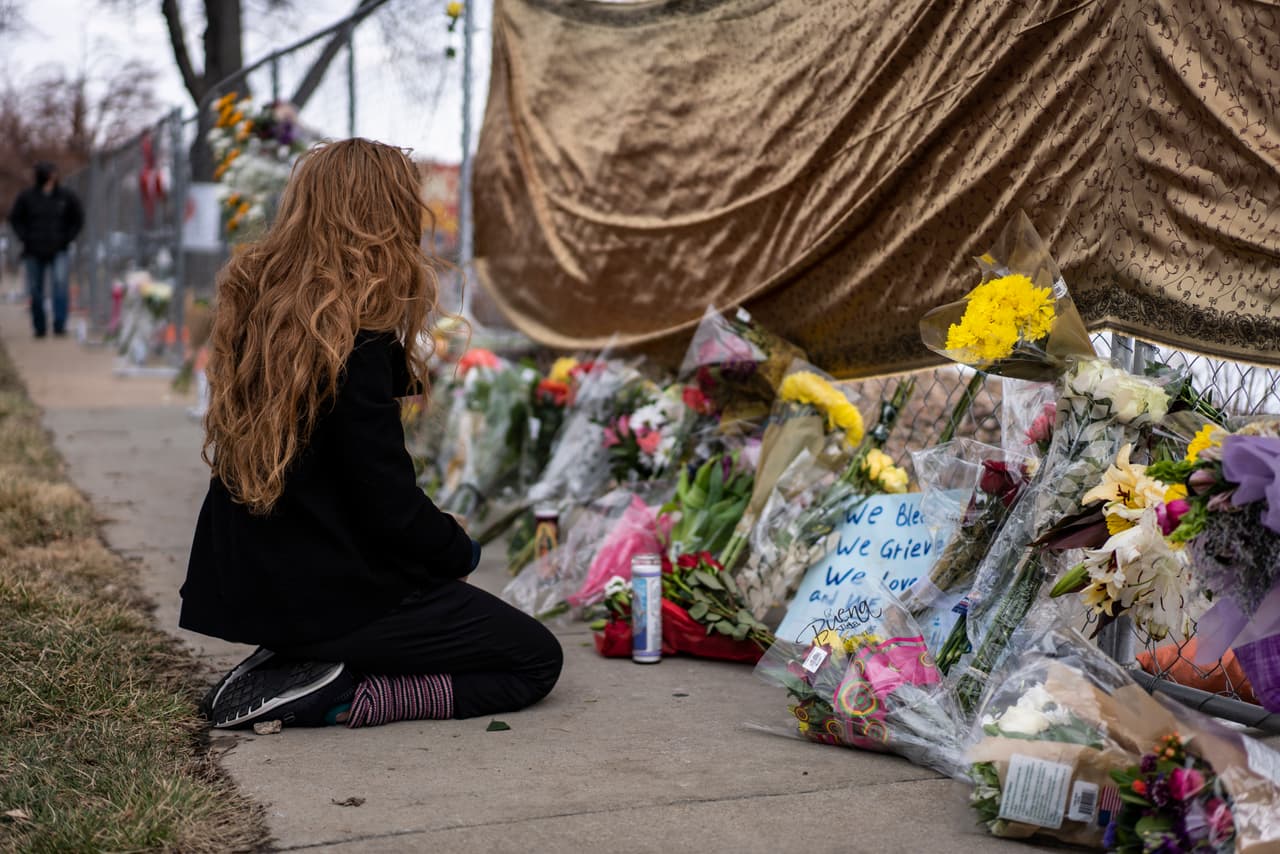 Durante toda la mañana del martes se han estado llevando flores al sitio donde ocurrió la matanza en Boulder. El gobernador de Colorado, el demócrata Jared Polis, dijo el martes a CNN que, independientemente de lo que concluya la investigación, 
<a href="https://us.cnn.com/2021/03/24/us/boulder-colorado-shooting-wednesday/index.html" target="_blank">los trágicos sucesos "no tendrán sentido para nadie"</a>. "Todo el mundo se pregunta ahora por qué ese sitio, por qué esas personas, ninguno de nosotros lo sabe".