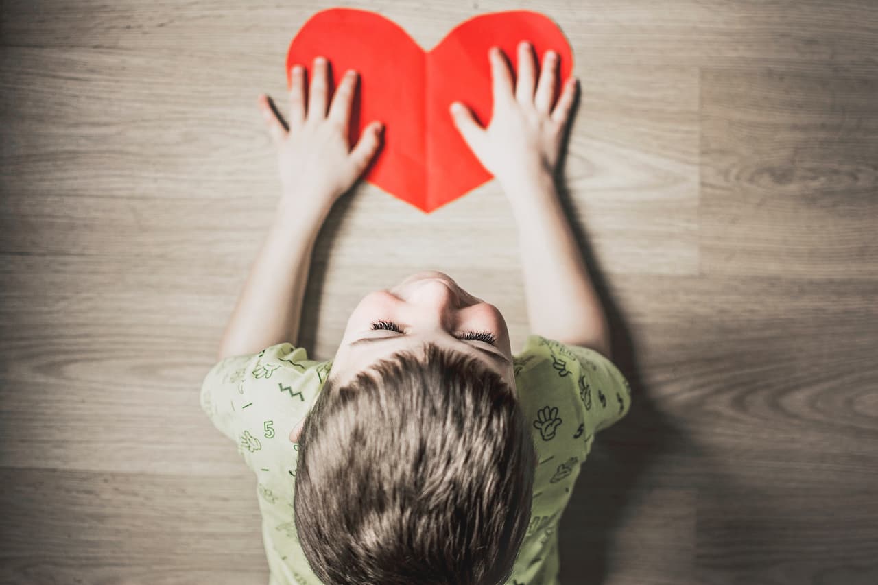 No siempre están presentes todos los signos, por eso es muy importante consultar a un profesional ante cualquier sospecha. Si tu hijo exhibe algunos de los siguientes comportamientos, habla con tu pediatra.