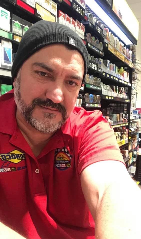 Osan Musullu trabajando en una estación de gasolina en Long Island durante coronavirus.