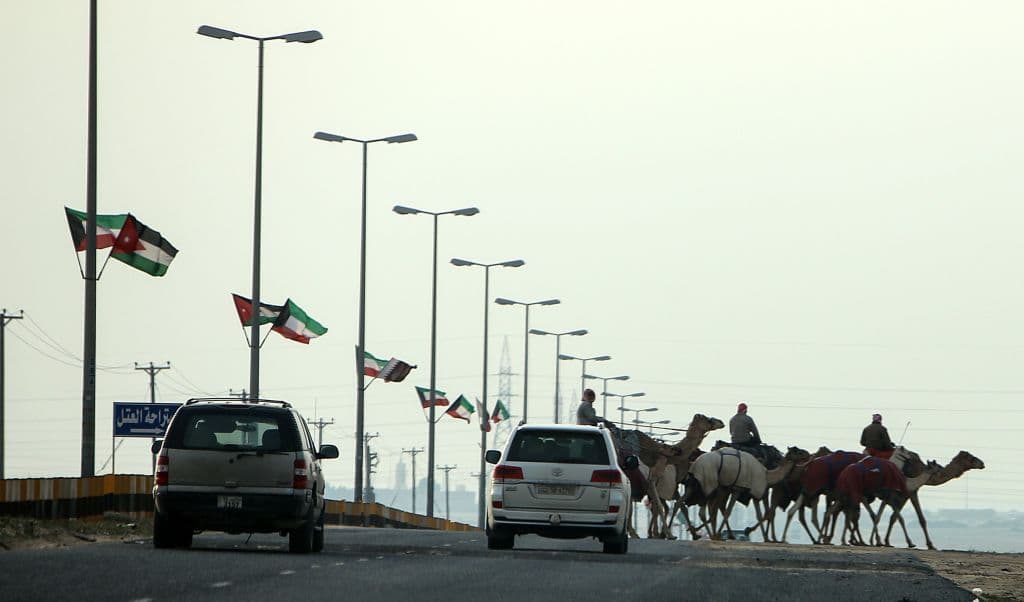 ⬇️ MÁS BARATA.
<br>
<b>5.-Kuwait.</b>
<br>
<br>El país cuenta con la quinta mayor reserva mundial de petróleo, un recurso natural que en la actualidad supone el 87% de sus exportaciones y el 75% de los ingresos de su gobierno. Ahí se paga 
<b>$1.287 por galón o $0.340 por litro</b>.