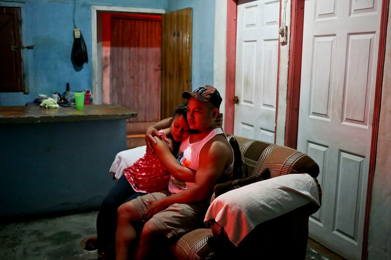 Rolando Bueso Castillo había cruzado la frontera acompañado de su bebé y fueron separados. A él lo deportaron con la promesa de que regresaría a su país acompañado del pequeño. Durante los cinco meses que los padres estuvieron separados del niño, la trabajadora social les enviaba videos y les hacía llamadas también con videos para que pudieran verlo. 
<b>A la madre le preocupaba que el bebé los olvidara.</b>