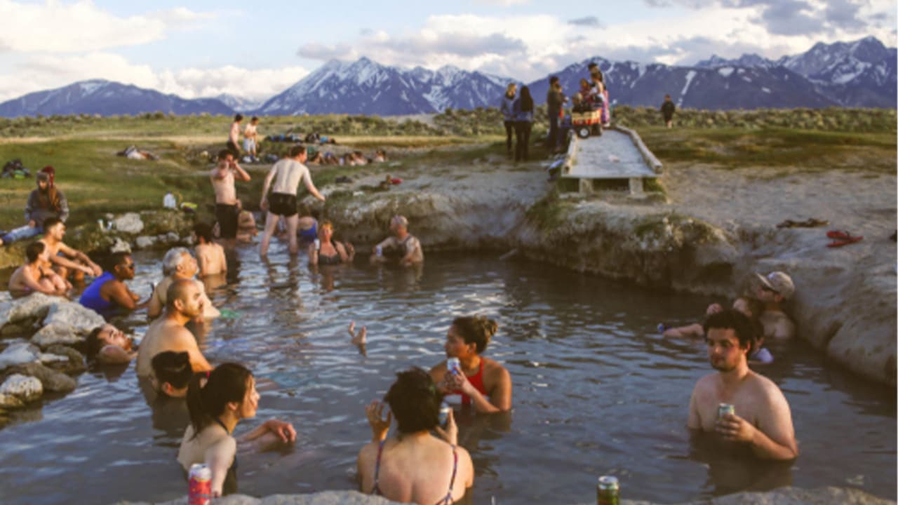En 
<b><a href="https://goo.gl/maps/36soVDgreFw34rUZ9" target="_blank">Mammoth Lake Hot Spring</a>, </b>la combinación de roca, calor, y agua en las profundidades de la tierra crearon los manantiales calientes que atraen a los visitantes a este lugar, ubicado en medio de la Sierra Nevada de California.