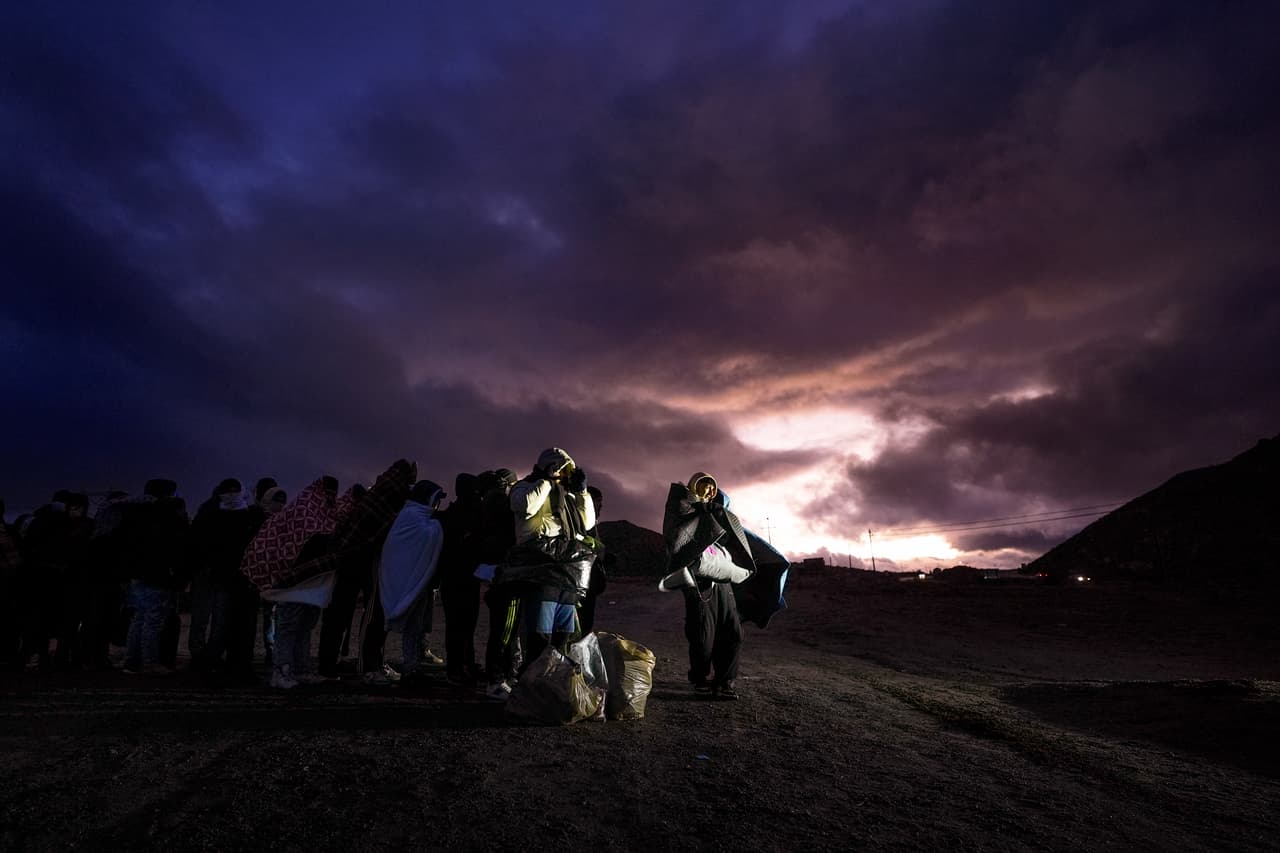 Migrantes solicitantes de asilo envueltos en mantas hacen fila en un campamento improvisado tras cruzar la frontera con México, el viernes 2 de febrero de 2024, cerca de Jacumba Hot Springs, California. La imagen ilustra las condiciones difíciles que enfrentan quienes aspiran a llegar a EEUU. Este año de elecciones, otra vez, los inmigrantes han sido el centro de la campaña presidencial: finalmente, 
<a href="https://www.univision.com/noticias/elecciones-en-estados-unidos-2024/trump-redadas-masivas-batalla-milicias-margen-espera">Trump ganó un segundo mandato, con promesas de deportaciones masivas. </a>