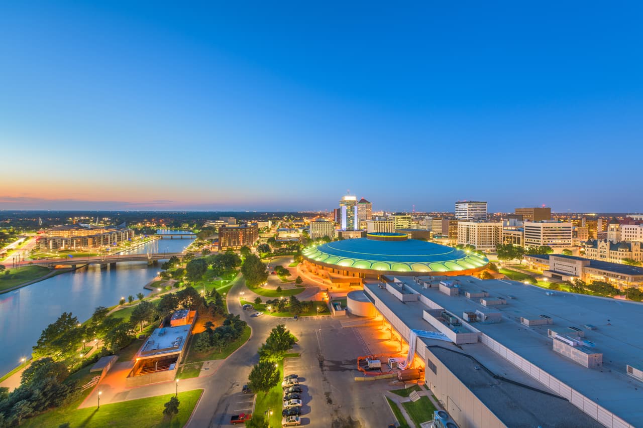 <b>1. Wichita, Kansas</b>
<br>
<br>La ciudad reina de esta lista es Wichita con una admirable combinación de gasolina a precios bajos y tráfico casi inexistente, el décimo y tercero más bajo del país, respectivamente. Aquí una parada en la estación de combustible no te hace suspirar de angustia ni el tiempo que pasas en el tráfico te quita la paz. Un galón de combustible en promedio cuesta $1.94 y un viaje dura 18.2 minutos. 
<br>