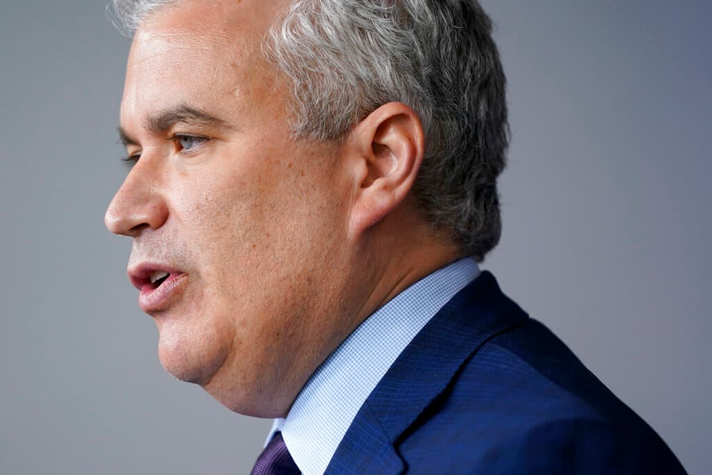 Jeff Zients reemplazará a Ron Klain como jefe de gabinete de Biden, según reportes