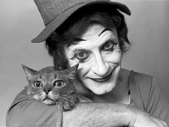 <b>Marcel Marceau, el mimo francés que revolucionó el teatro mudo </b>después de la Segunda Guerra Mundial. Se convirtió en un ícono de la cultura para el teatro internacional. Nadie como Marceau ha podido llevar a su máxima expresión el sentimiento a través de la gestualidad. El drama humano sin palabras, pero con lágrimas y sonrisa como vehículo de conexión con la audiencia.