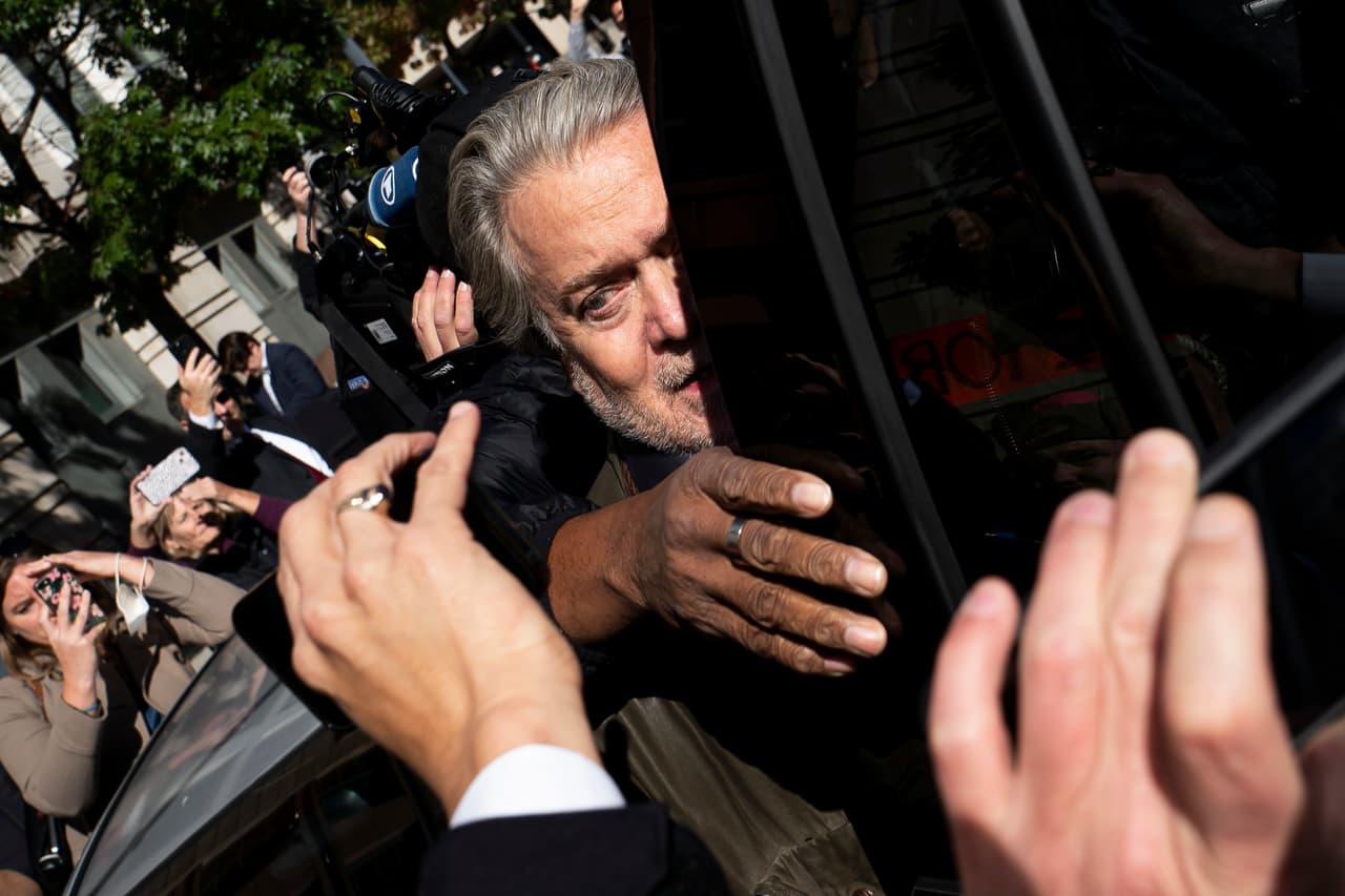 Corte sentencia a cuatro meses de cárcel a Steve Bannon por desacato al Congreso