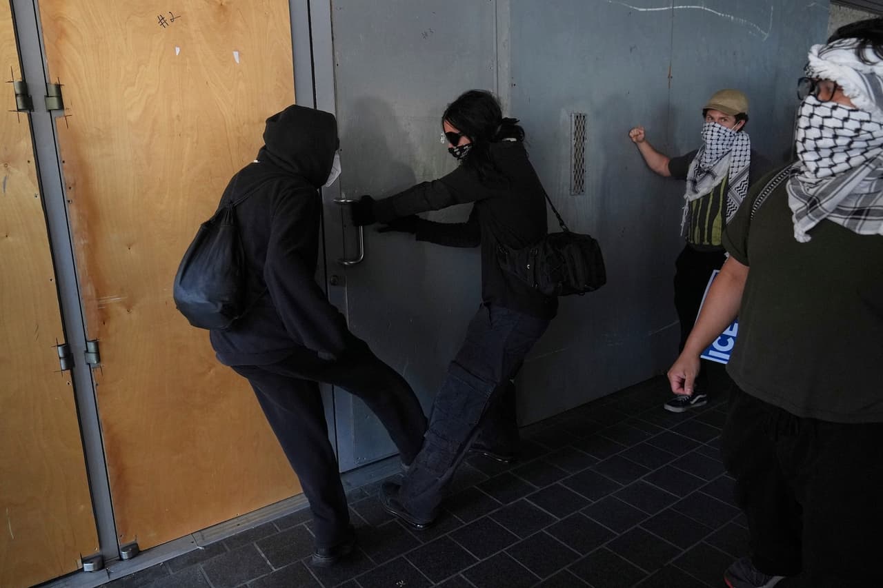La comunidad acusó a ICE de actuar sin coordinación ni sensibilidad, al realizar operativos cerca de zonas escolares y durante eventos importantes como graduaciones.