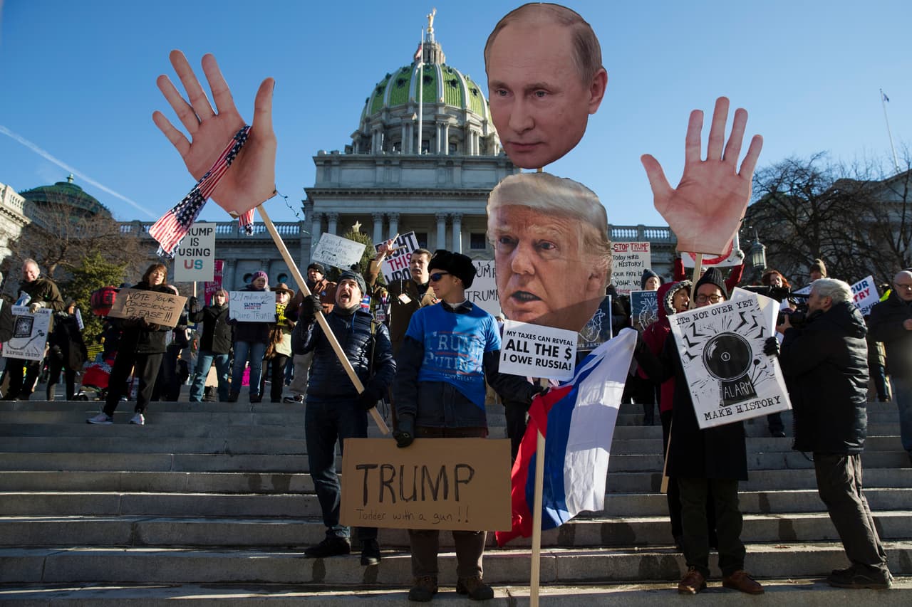 <b>La interferencia de Rusia.</b> 
<b><a href="http://www.univision.com/noticias/politica/que-se-sabe-y-que-no-sobre-la-intervencion-de-rusia-en-las-elecciones-de-eeuu">Moscú está al centro de la escena política de EEUU por casos de espionaje e intervención en el proceso electoral</a></b>. El FBI y CIA estuvieron de acuerdo, según reportes, que el constante hackeo a los 
<i>emails</i> del Partido Demócrata y la divulgación de esa información tenían el objetivo de beneficiar a Trump. El 'caso Rusia' se ha vuelto un incordio para los republicanos y una suerte de posible arma que esgrimir para los demócratas que afirman que la elección se perdió por esta causa. 
<br>