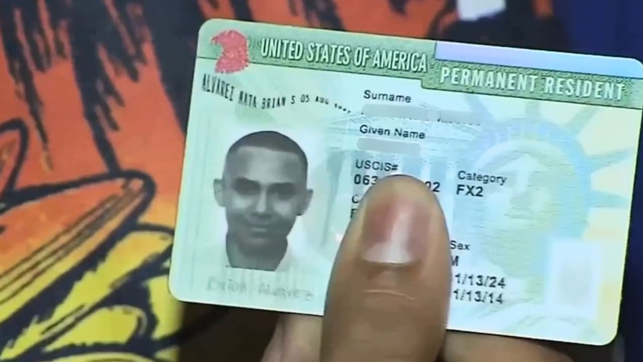¿Eres residente permanente? Esto debes hacer si te detienen en un puerto fronterizo o un aeropuerto