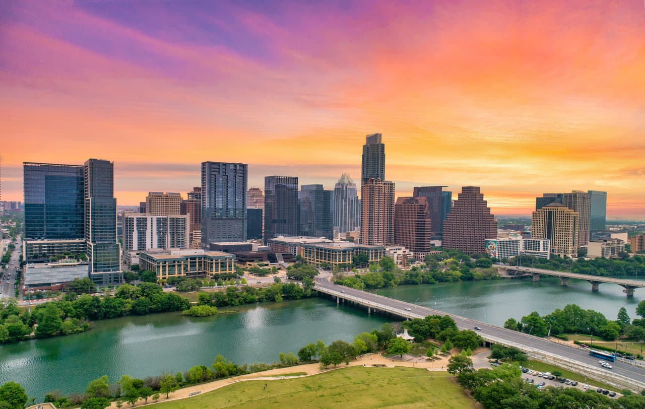<h3 class="cms-H3-H3">8. Texas</h3>
<br>
<br>📘 
<b>Población de origen extranjero:</b> 16.8%
<br>
<br>📘 
<b>Aumento de la población por inmigración internacional, 2020: </b>0.09%
<br>
<br>📘 
<b>Naturalizaciones en 2020: </b>7,449
<br>
<br>📘 
<b>Green cards entregadas en 2020:</b> 74,565
<br>
<br>📘 
<b>País de origen del mayor grupo de inmigrantes:</b> México.
<br>