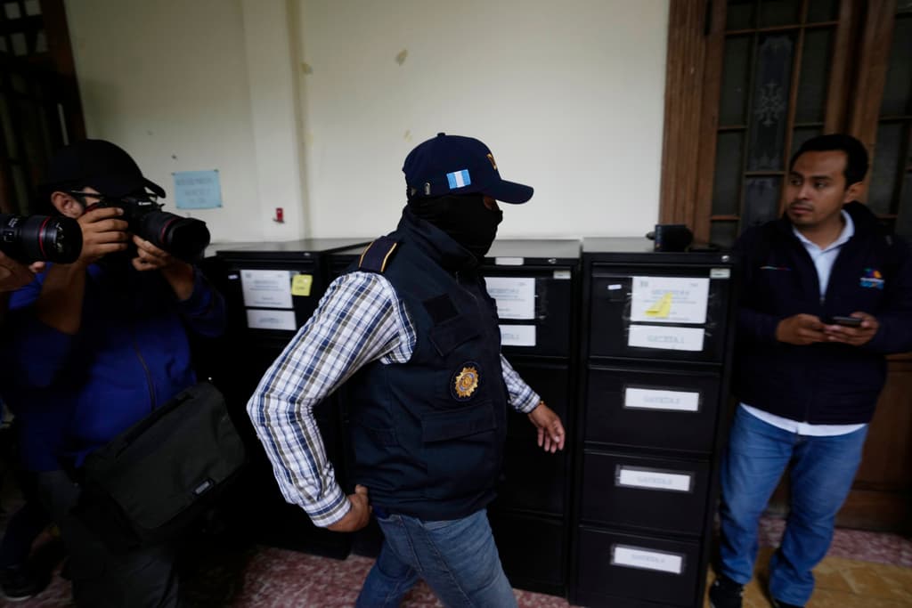 ¿Qué está pasando en Guatemala?: cómo una insólita crisis electoral llevó al país centroamericano "al momento más tenso del siglo" 