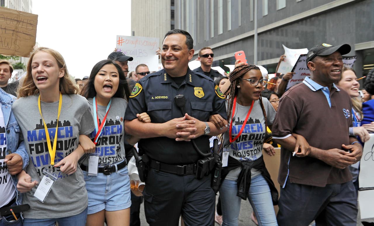 <b>Houston, Texas. </b>El jefe de policía de la ciudad, Art Acevedo, y el alcalde, Sylvester Turner, se unieron a los manifestantes.