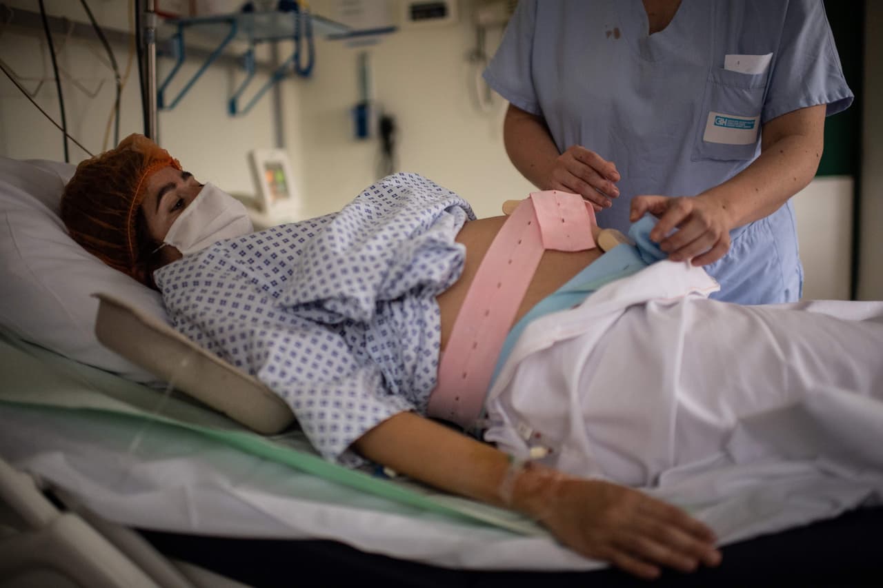 “A diferencia del covid-19 original que veíamos hace 18 meses, esta nueva variante delta está afectando más gravemente a nuestras madres embarazadas”, dijo la doctora Jessica Ehrig de Baylor Scott & White.
<br>
<br>Según la doctora, las mujeres embarazadas que se están infectando con la variante delta tienen más probabilidades de ser hospitalizadas. Los funcionarios de Austin Public Health aseguraron que 
<b><a href="https://www.univision.com/local/austin-kakw/que-es-la-variante-delta-del-covid-19-video">la variante delta</a></b> está causando complicaciones en el embarazo para las mujeres en todos los trimestres e incluso está poniendo a algunas mujeres en soporte vital.
