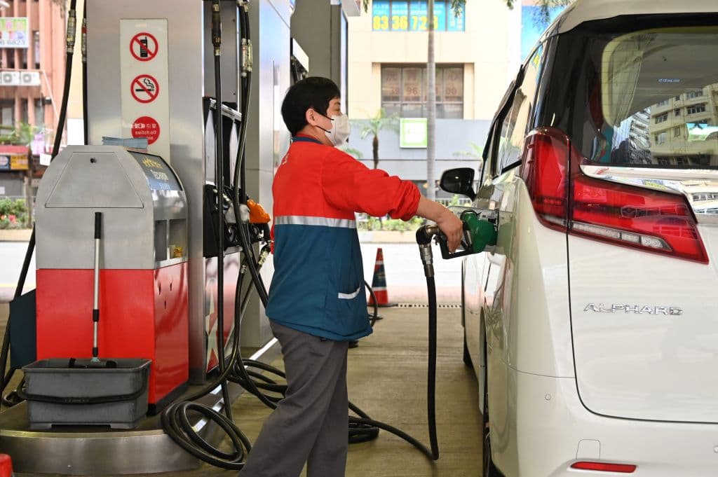⬆️ MÁS CARA.
<br>
<b>Lugar 1.- Hong Kong.</b>
<br>
<br>En esa región de Asia Oriental un consumidor paga 
<b>$11.231 por galón o $2.967 por litro, el precio más alto del mundo.</b>
