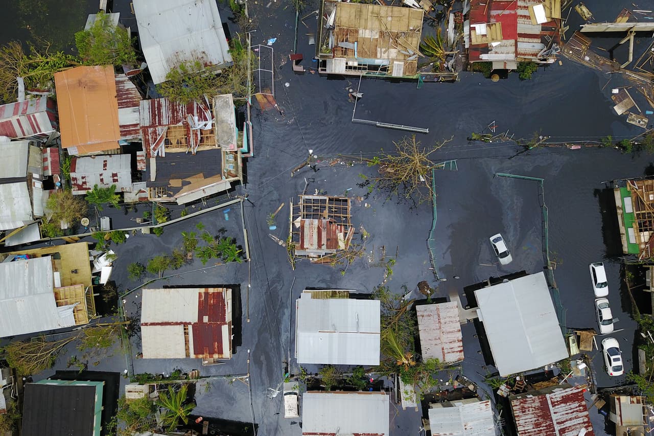 El huracán entro por el suroeste y salió por el noreste de Puerto Rico. Afectó a todos los municipios de la isla en especial Cataño, al norte.