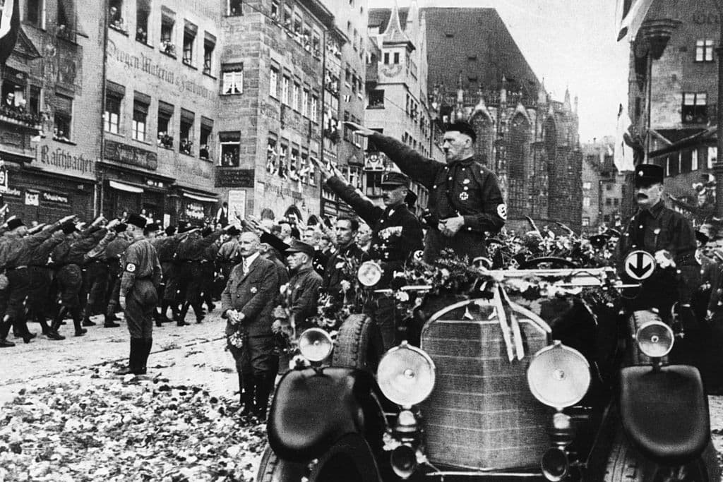 <b>Adolf Hitler</b> es probablemente uno de los personajes más estudiados de la historia a través de miles de publicaciones. Sin embargo, hasta ahora, no se había indagado en una figura fundamental que habría influido en él: 
<b>la de su padre, Alois Hitler (1837-1903).</b> En la imagen, Hitler conduce por las calles de Nuremberg durante la conferencia del Partido Nacionalsocialista de los Trabajadores Alemanes.
<br>