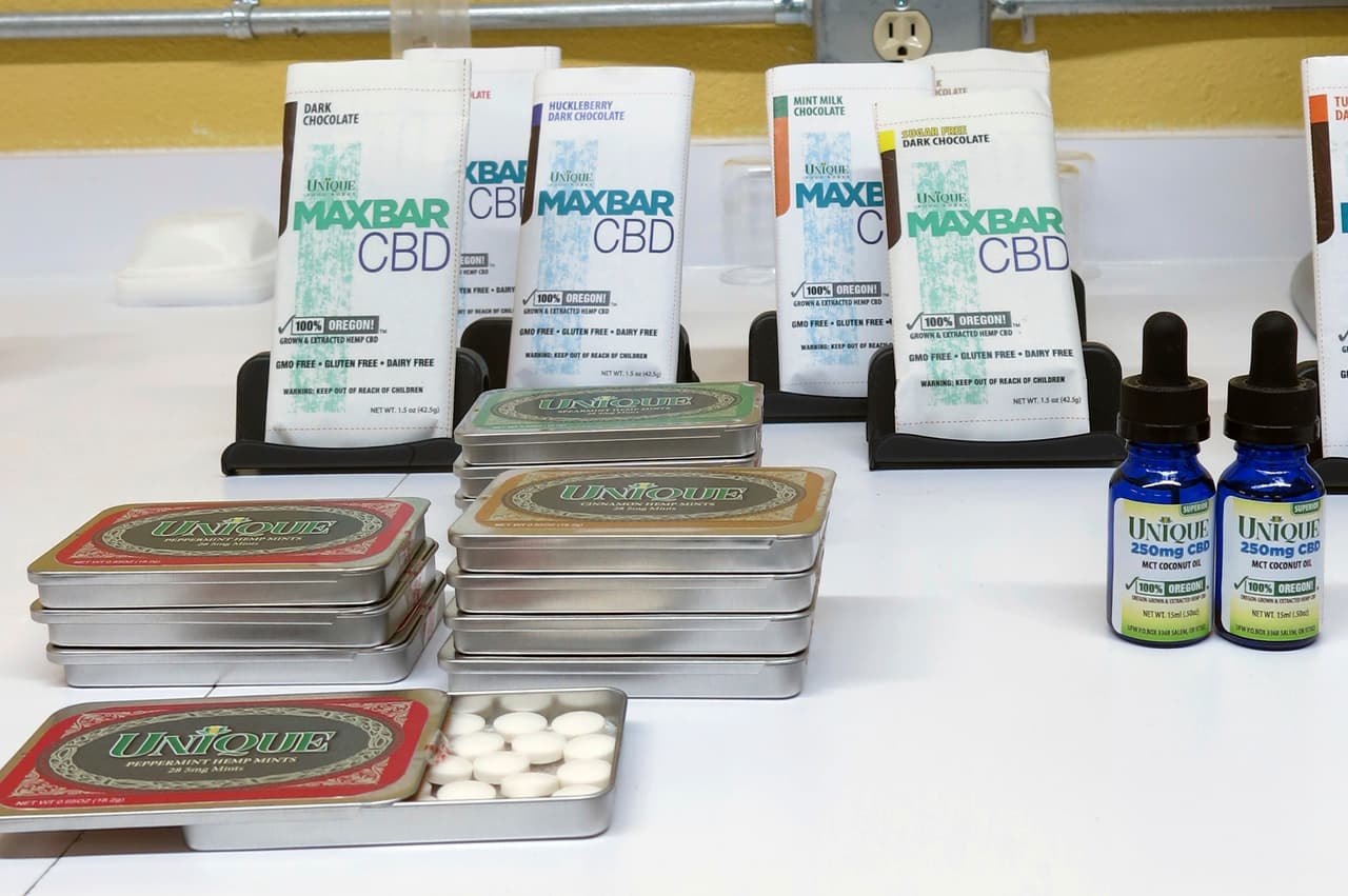 <b>¿Es legal? </b>Hasta ahora la FDA ha determinado que es ilegal cualquier venta de alimentos, bebidas o suplementos dietéticos con CBD. Al explicar su posición, la agencia citó una ley que prohíbe a los fabricantes de alimentos usar ingrendientes activos que aún se encuentren en investigación. Pero la agencia no tiene los recursos para vigilar todos los productos con CBD que ya se encuentran a la venta, según dijo a AP Marc Scheineson, un exfuncionario de la FDA.
