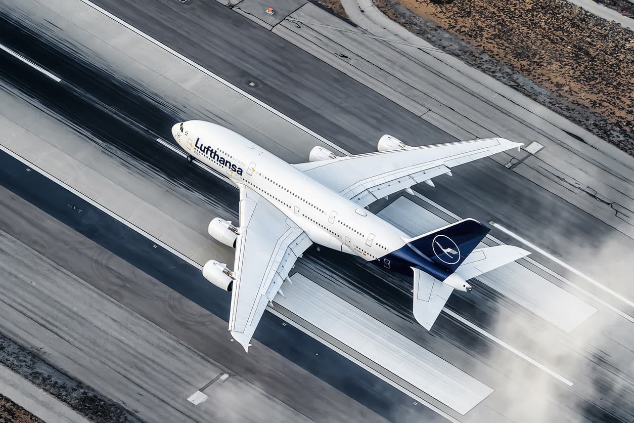 <b>Puesto 13. Lufthansa</b>
<br>
<br>La mayor aerolínea alemana fue reconocida con los premios ‘mejor sala VIP de primera clase’, ‘mejor servicio de catering a bordo de primera clase’, ‘mejor primera clase de Europa’. También se destacó por su desempeño frente al covid-19.