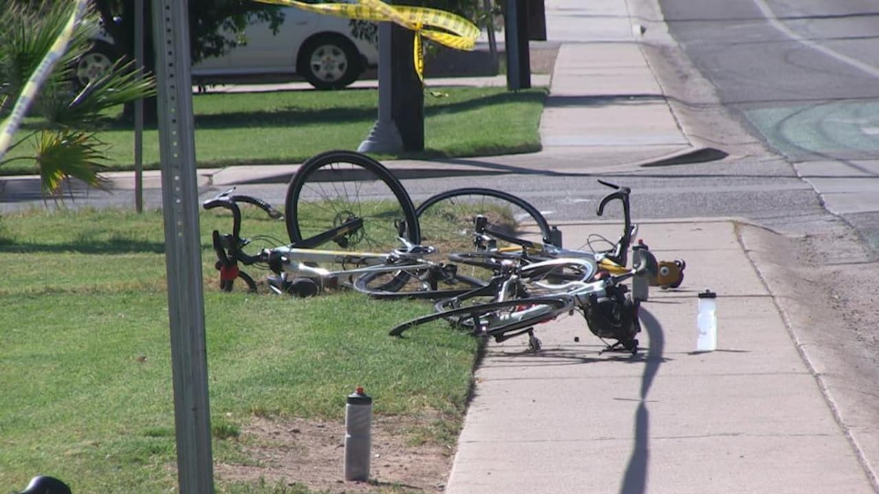 Al menos
<b> cuatro ciclistas fueron hospitalizadas </b>luego de que el conductor de un auto los atropellara.