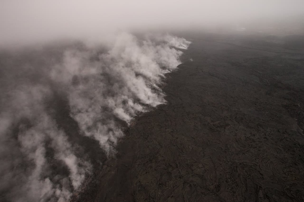 La densa lava expulsada por las fisuras se 
<a href="https://www.univision.com/noticias/erupcion-volcanica/por-que-no-se-puede-detener-la-lava-del-volcan-kilauea-que-devora-decenas-de-casas-en-hawaii">desplaza lentamente hacia tierras más bajas y destruye todo a su paso hasta terminar en el mar.</a>