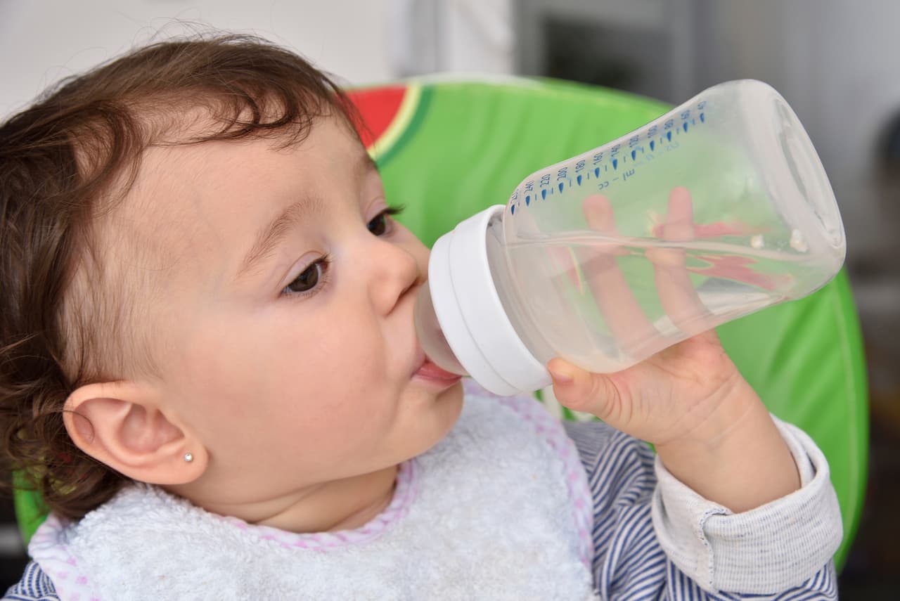 <b>Hidratación. </b>Es muy importante que en lugares en donde haya mucho calor, los bebés permanezcan bien hidratados para evitar un golpe de calor, pues debido a su organismo y a su pequeño cuerpo, están más expuestos a un mayor riesgo de deshidratación.