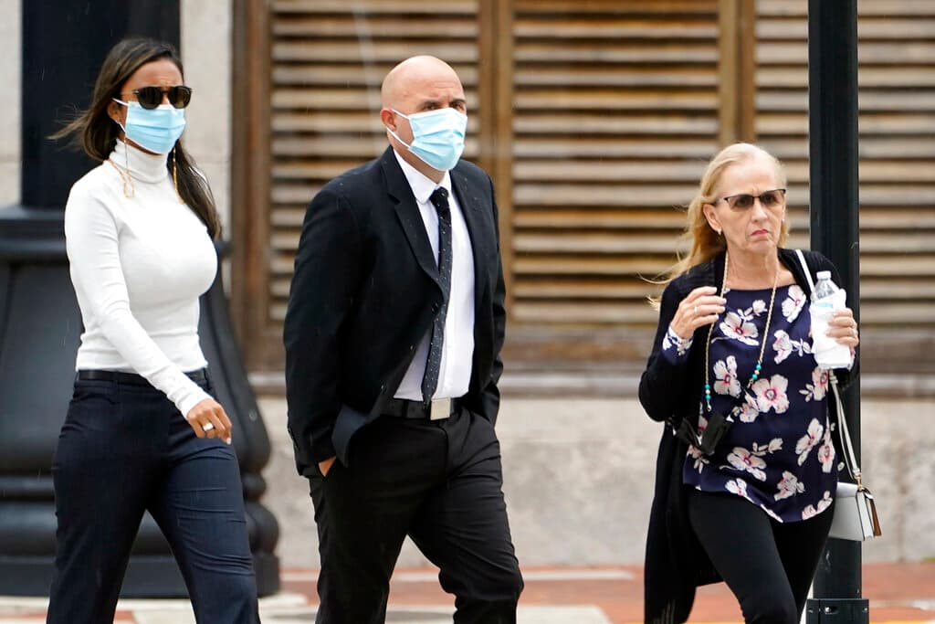 El exagente de la DEA José Irizarry, al centro, a su llegada a una corte federal de Florida en diciembre de 2021.