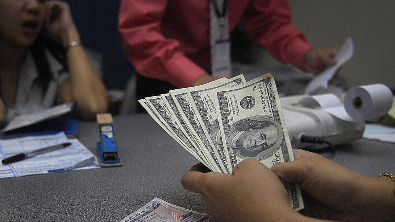 <b>En video |</b> La economía de EEUU se contrajo en el primer trimestre y eso ha hecho que algunos se pregunten si estamos en o cerca de una recesión. El banco Deutsche anticipa una recesión, pero ¿qué dicen otros bancos y economistas?